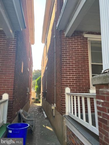 1637 Berryhill St, Harrisburg, PA 17104-2238