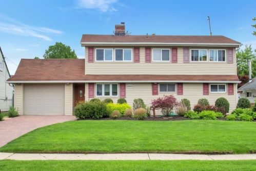 69 Pilgrim Ln, Westbury, NY 11590-6218