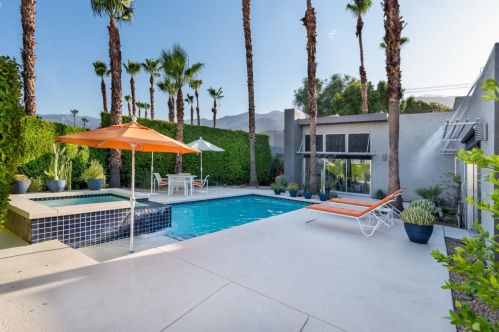641 Dunes Ct, Palm Springs, CA 92264-0646