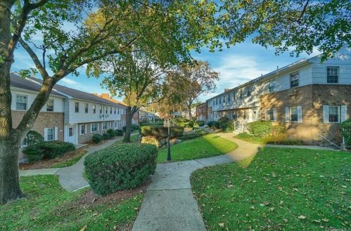 198 Parkside Dr, Airmont, NY 10901-7853
