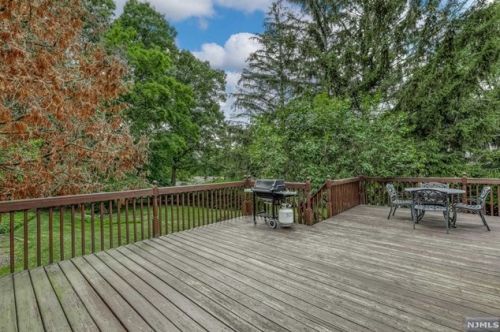 8 Winters St, Oakland NJ  07436-2623 exterior