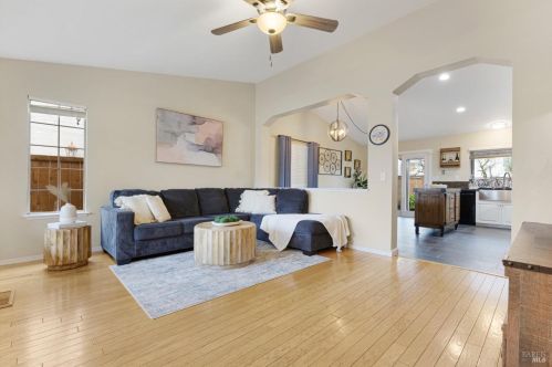 1056 Esparto Ct, Windsor CA  95492-7807 exterior