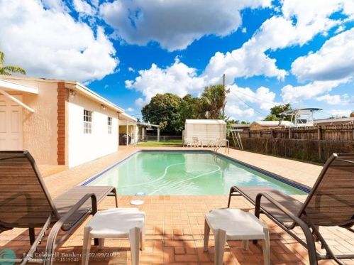 934 72nd St, Hialeah FL  33014-5226 exterior