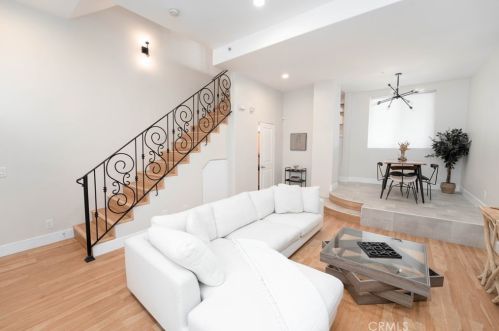 4332 Whitsett Ave, North Hollywood, CA 91604-5403