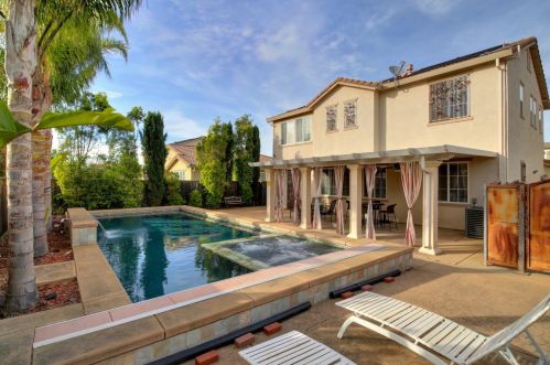 9872 Winkle Cir, Elk Grove CA  95757-6276 exterior