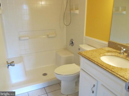 2053 Harbour Dr, Palmyra NJ 08065-1113 exterior