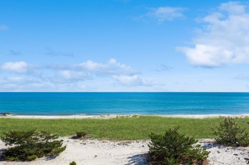 253 Dune Rd, West Hampton Beach, NY 11978-2925