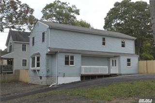 26 Pineoaks Pl, Farmingville, NY 11738-1911