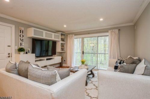 18 Hemlock Ct, Trenton, NJ 08619-4628
