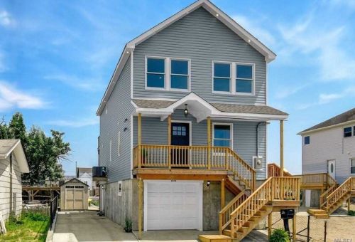 894 8th St, North Lindenhurst, NY 11757-5523