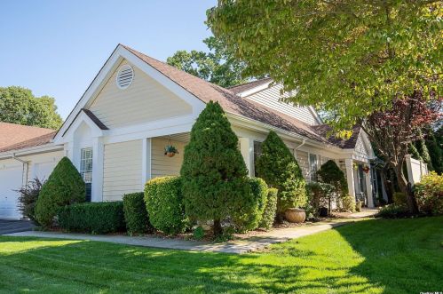 5 Oakdale Ct, Panamoka, NY 11961-1601