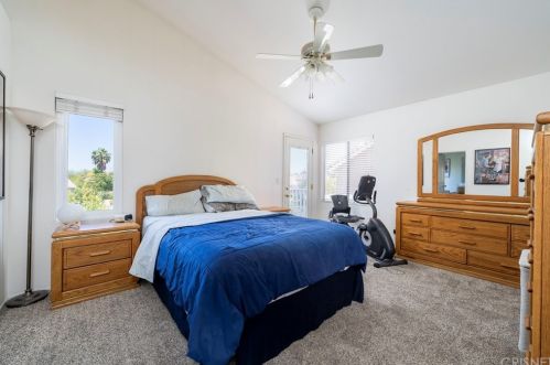 27543 Courtview Dr, Santa Clarita CA  91354-1601 exterior