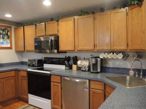 76 Rising Trail Dr, Middletown, CT 06457-1671