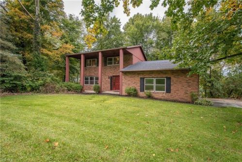 4855 Ridgeside Cir, Canton, OH 44707-1133
