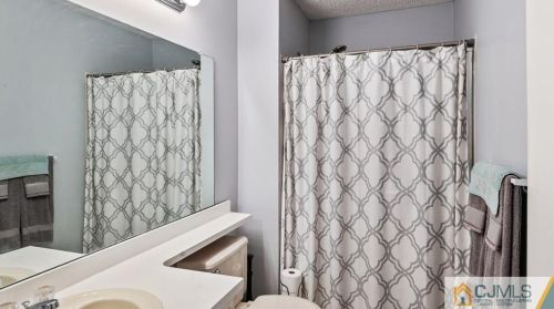 16 Willow Ct, Trenton NJ  08619-4626 exterior