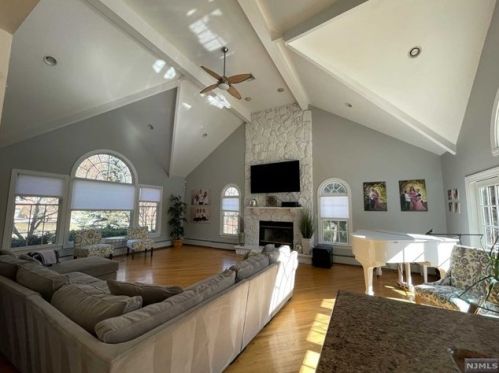 32 Crescent Dr, Skyline Lakes NJ  07456-1109 exterior