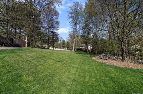 28 Kings Point Ln, Washingtonville NY  10992-2026 exterior