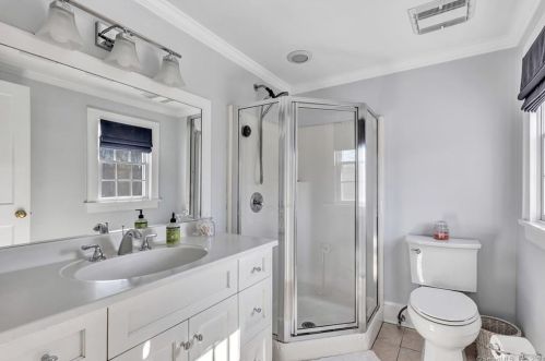 136 Vlg Rd, Huntington CT 06484-1778 exterior