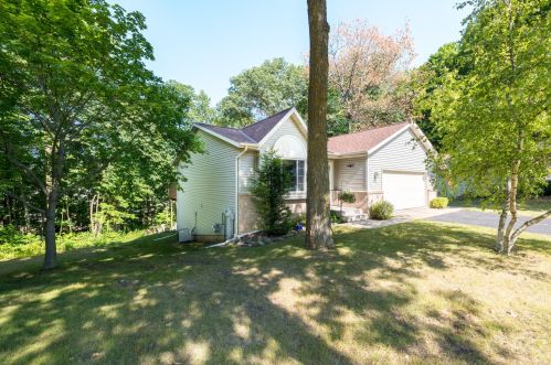 122 Manor Ct, Slinger, WI 53086-9305