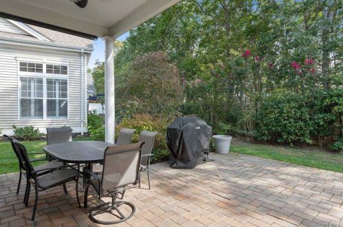 33 Concerto Ct, Eastport NY  11941-1628 exterior