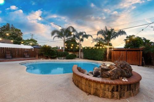 504 Greenwich Ln, Modesto CA  95350-1506 exterior