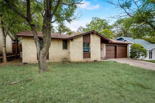 703 Johns Dr, Euless, TX 76039-2623