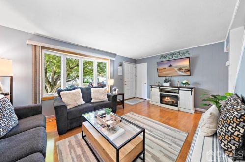 4 Stuart Dr, East Brunswick, NJ 08816-3808