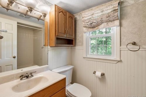 1 Barn Hill Rd, Bloomfield CT  06002-1218 exterior