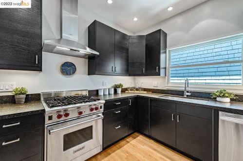 737 61st St, Oakland CA  94609-1207 exterior