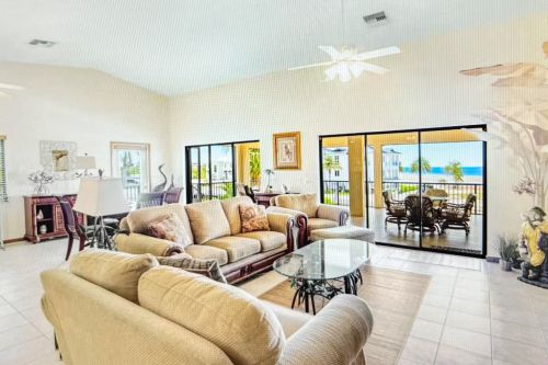 564 Sombrero Beach Rd, Marathon, FL 33050-3901