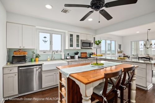 1600 Bch Blvd, Lacey NJ  08731-5031 exterior