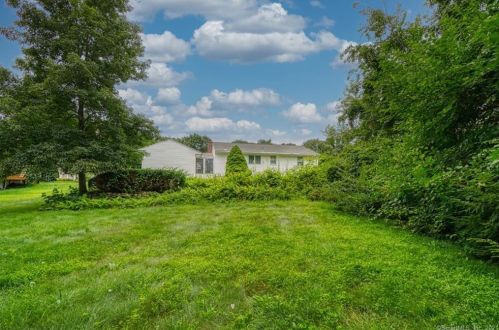 32 Maple View Dr, Waterbury CT  06716-1643 exterior