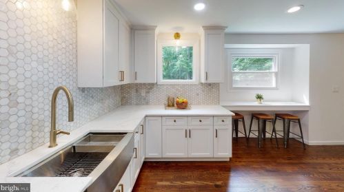913 Lake Dr, Trenton NJ  08648-4003 exterior