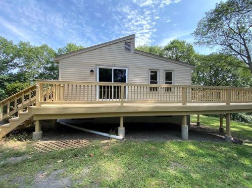 10 Kris Korner Dr, Marlborough NY  12542-5805 exterior