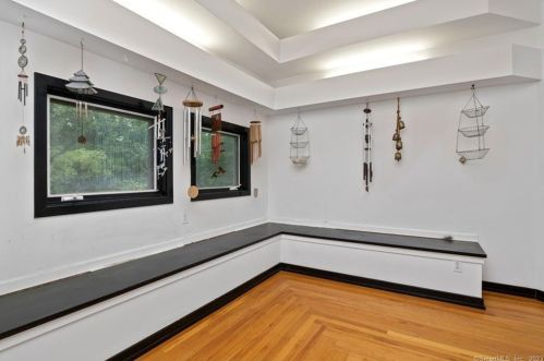 15 Sky Line Dr, Bridgeport CT  06612-1057 exterior