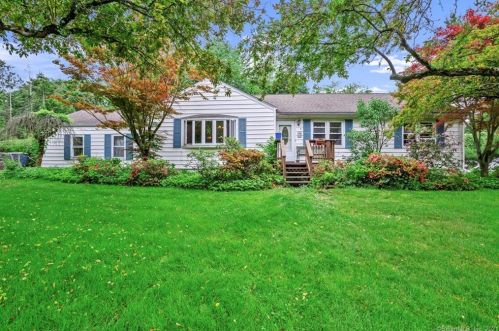 7 Devellis Dr, Bridgeport, CT 06611-2307
