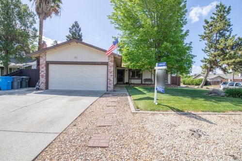 1100 Woodridge Dr, Vacaville, CA 95687-6437