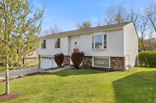 1140 Mike Reed Dr, Library, PA 15129-9457