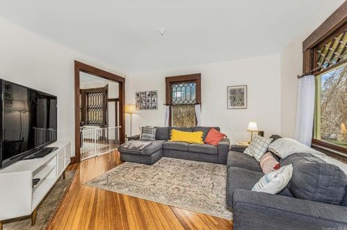 4 Wallace Pl, White Plains NY  10606-3211 exterior