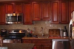 6762 Cardinal Woods Ct, Lorton VA  22079-1355 exterior