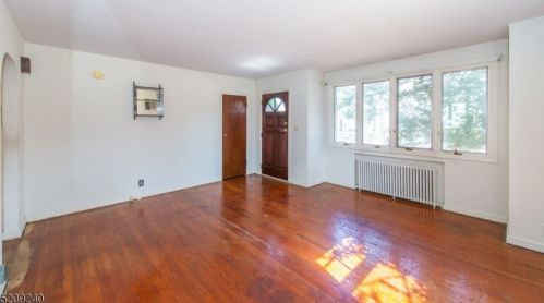 696 Riverview Dr, Paterson, NJ 07512-1734