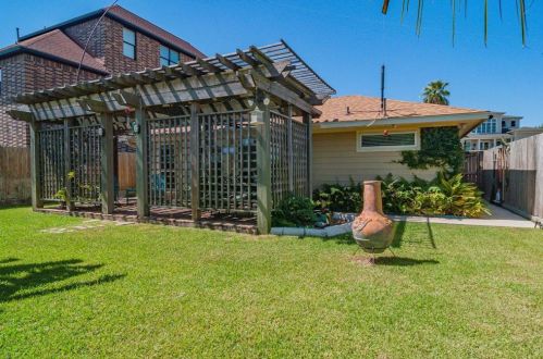 1708 Byu Shr Dr, Galveston TX 77551-4333 exterior