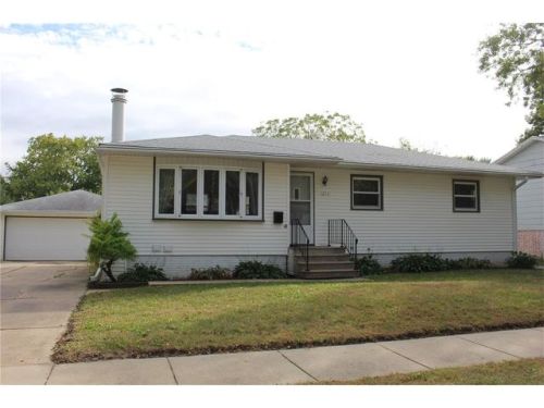 1213 Rainbow Blvd, Hiawatha, IA 52233-1939