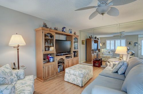 576 Burgundy L, Delray Beach FL  33484-4908 exterior