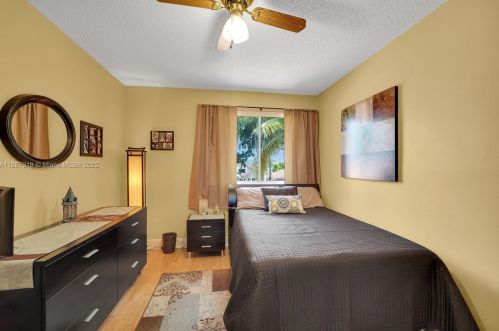 18126 61st Pl, Hialeah FL  33015-5601 exterior