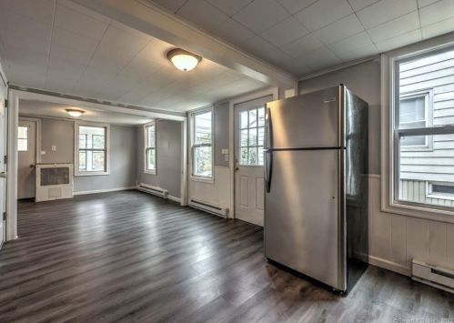 114 New Haven Ave, Derby CT 06418-2161 exterior