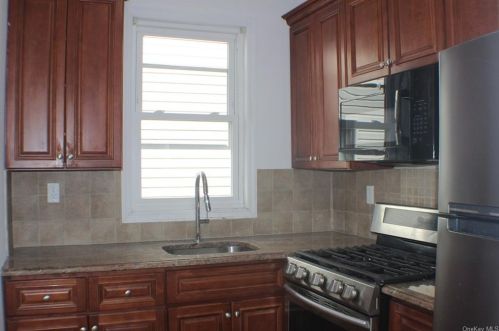1022 Logan Ave, Bronx NY  10465-2109 exterior