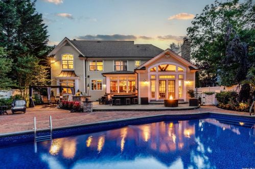 1531 Henry Rd, North Wantagh, NY 11793-3119