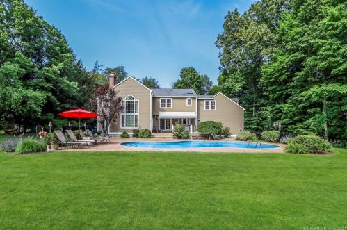 67 Limerick Rd, Bridgeport, CT 06611-1828