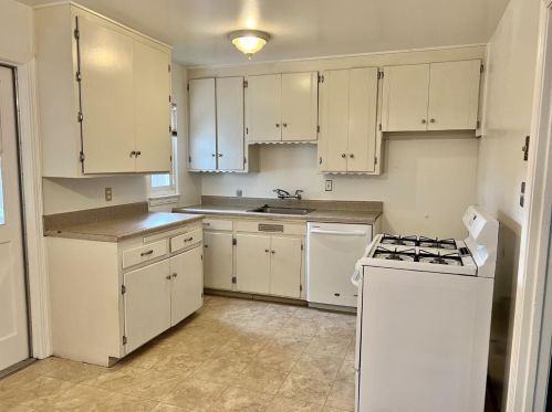 212 Emerson Ave, Modesto, CA 95350-2303